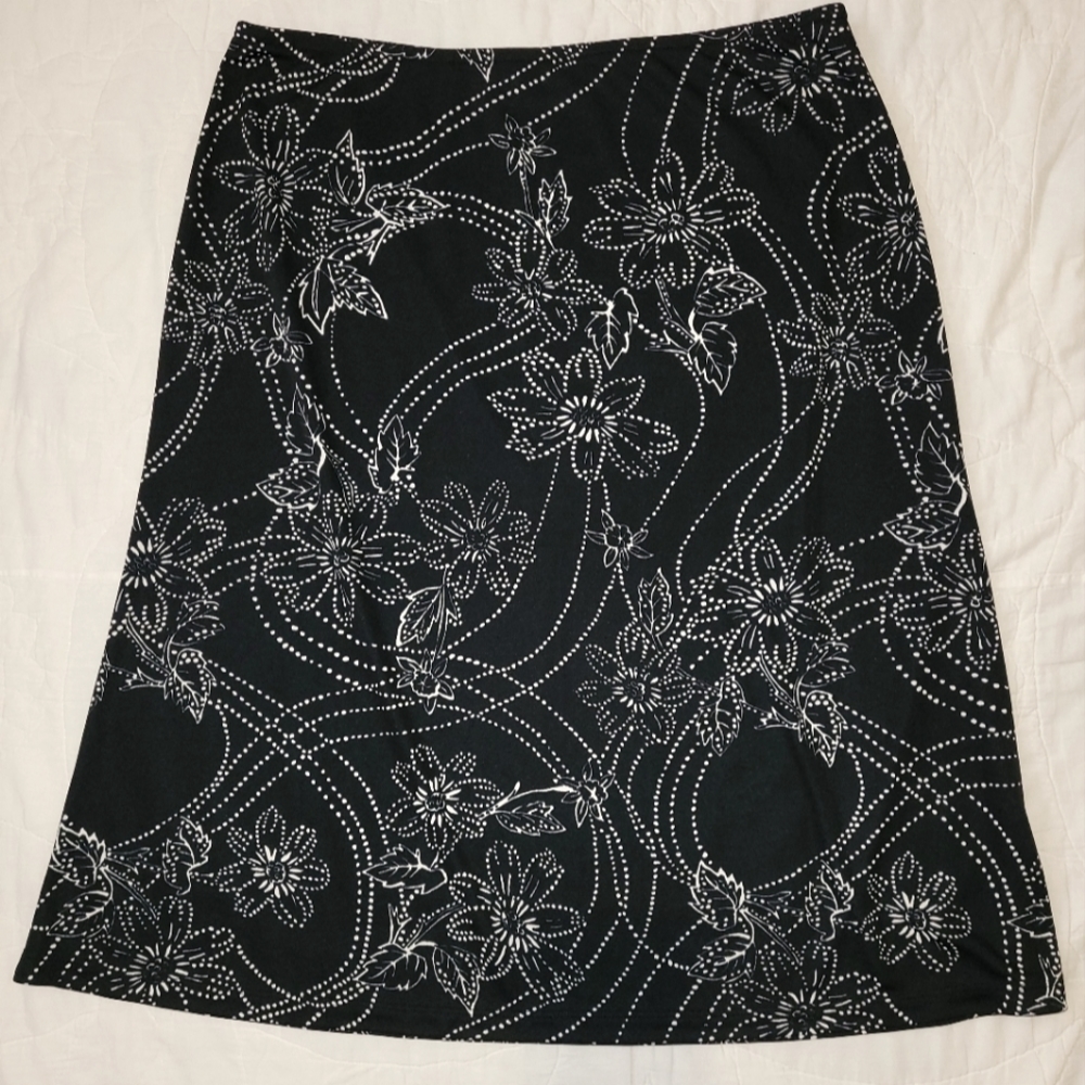 Large black and white NY&Co skirt